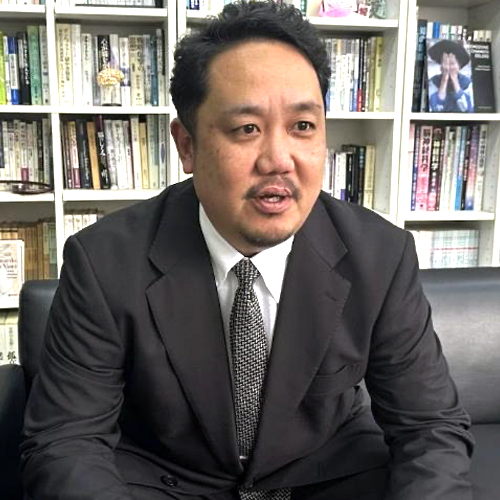 片岡 保憲（かたおか  やすのり）理学療法士<br>NPO法人 脳損傷友の会高知 青い空 理事長<br>NPO法人 日本高次脳機能障害友の会 理事長